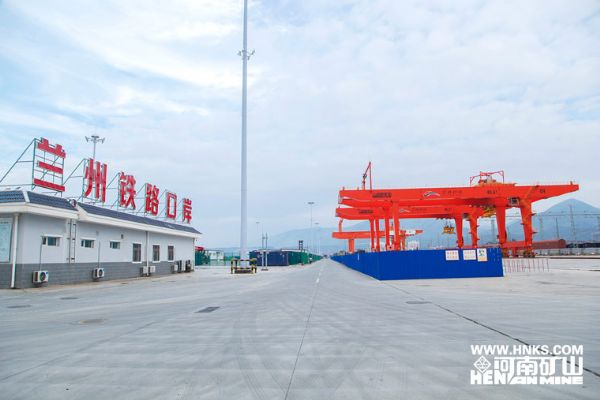 為蘭州國際港務(wù)區(qū)制造的自動(dòng)化集裝箱起重機(jī)正式投入使用