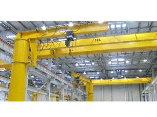 龍門吊需配備了周圍的安全防護設(shè)施